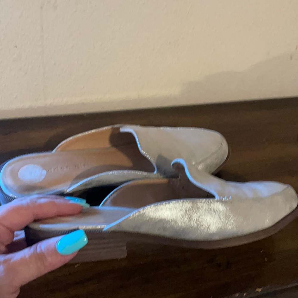 Slides. Madden girl. Sticker tags need removing. Nice. Hardly worn